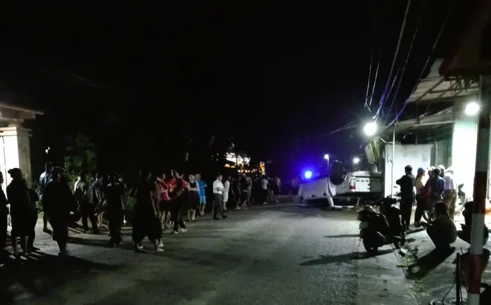 Xe bán tải lật ngửa va vào xe máy, 2 vợ chồng giáo viên thương vong - Ảnh 2.