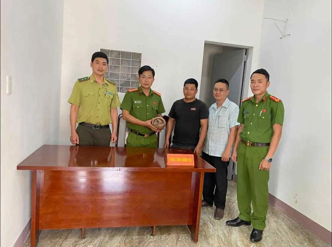 Đắk Lắk: Người dân bàn giao tê tê vảy vàng quý hiếm cho kiểm lâm - Ảnh 1.