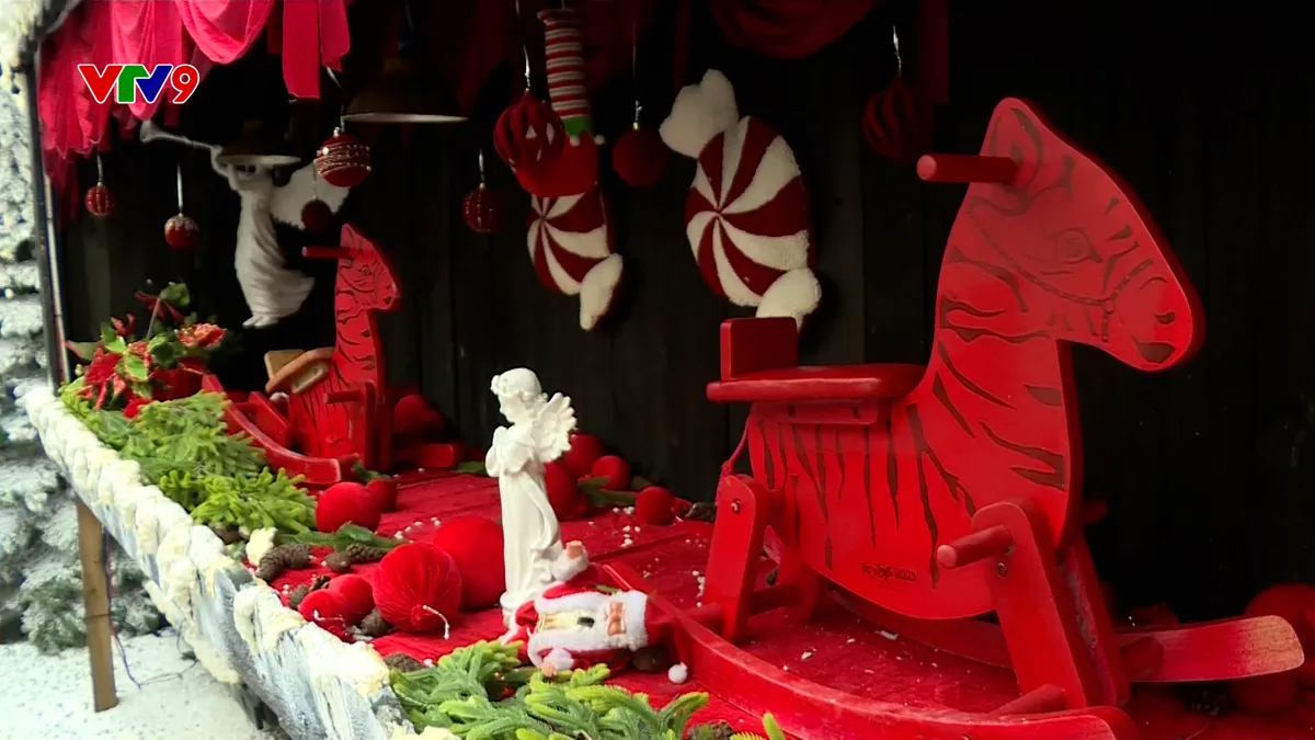 Sôi động quán cà phê trang trí giáng sinh độc lạ