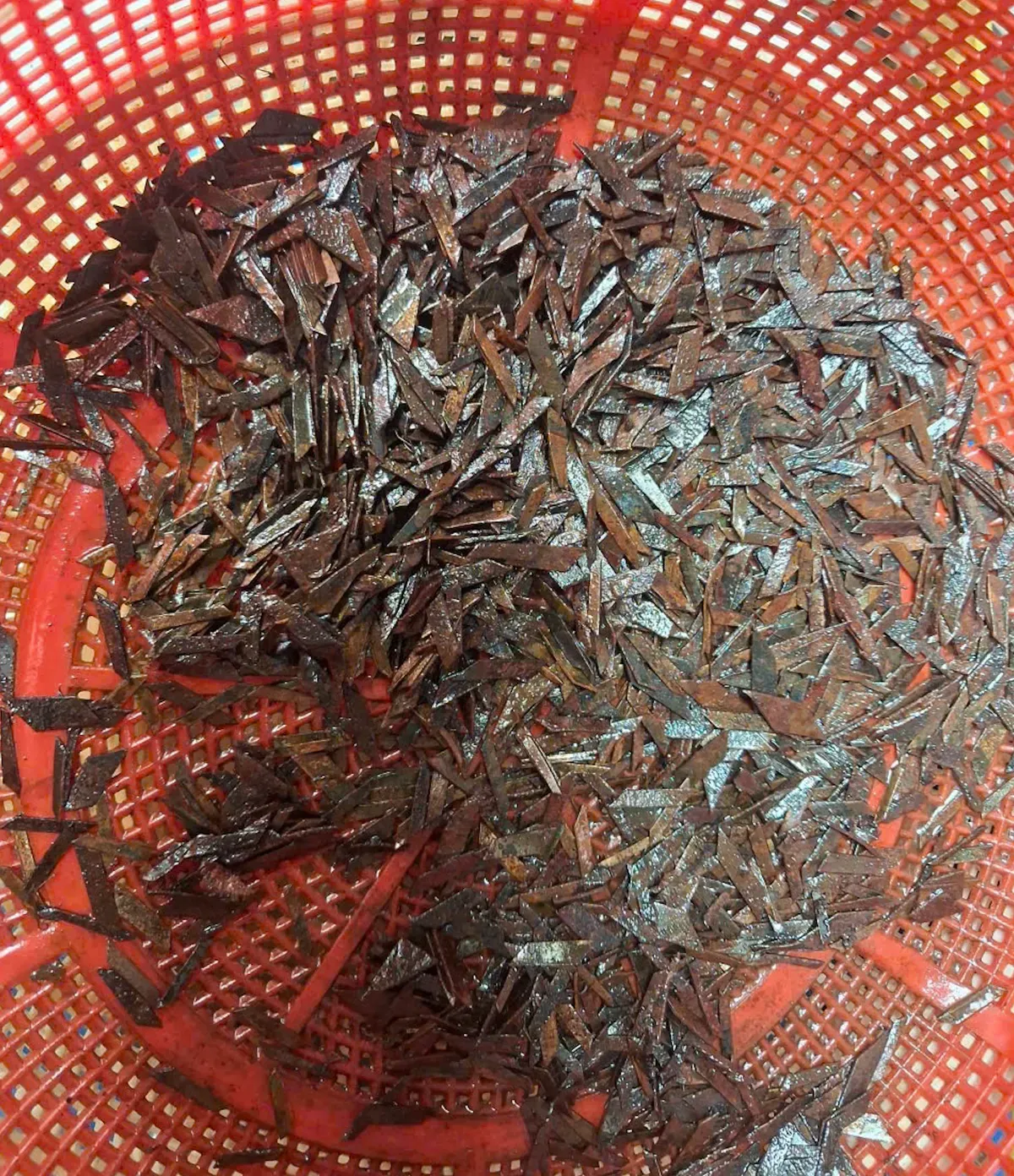 Người dân bắt quả tang người đàn ông rải đinh, bàn giao công an xử lý- Ảnh 3. Người dân bắt quả tang người đàn ông rải đinh, bàn giao công an xử lý- Ảnh 3.