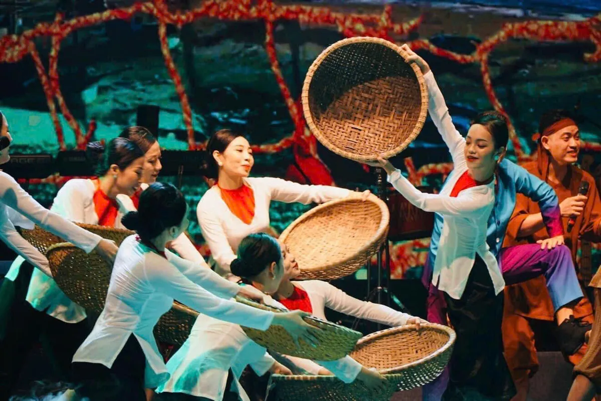 Diễu hành trình diễn áo dài tôn vinh di sản Việt lớn nhất từ trước tới nay - Ảnh 2.