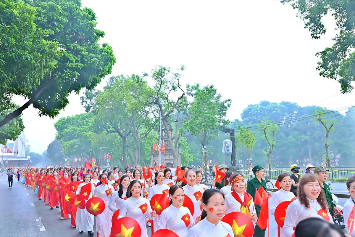 Diễu hành trình diễn áo dài tôn vinh di sản Việt lớn nhất từ trước tới nay - Ảnh 1.