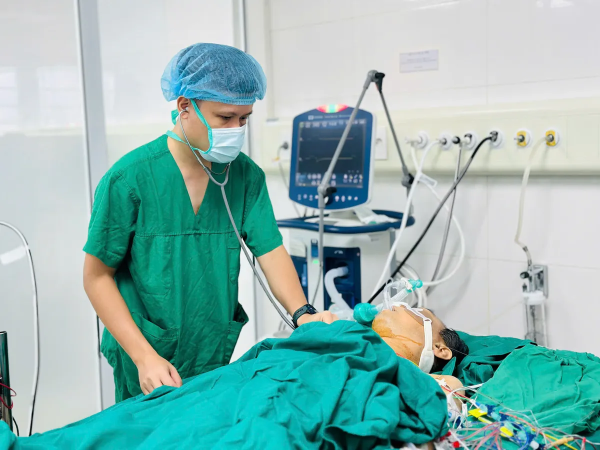 Bệnh viện Phổi Trung ương thực hiện song song hai ca ghép phổi trong một ngày - Ảnh 1.