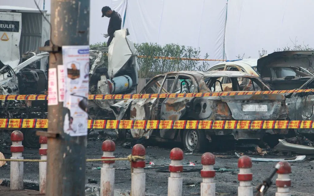 Điều tra viên kiểm tra hiện trường vụ nổ xe gần Pháo đài Đỏ ở New Delhi ngày 11/11/2025 (Ảnh: AP)