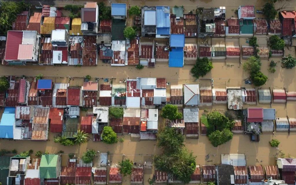 Nhà dân bị ngập tại thành phố Ilagan, tỉnh Isabela, miền Bắc Philippines, ngày 11/11/2025, sau siêu bão Fung-Wong. (Ảnh: AP)