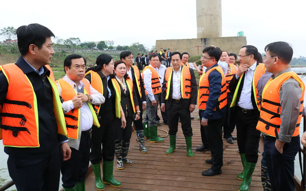 Đoàn công tác của Ủy ban Khoa học, Công nghệ và Môi trường của Quốc hội khảo sát thực tế tại cầu Sông Lô, tỉnh Phú Thọ. Ảnh Quốc Hưng