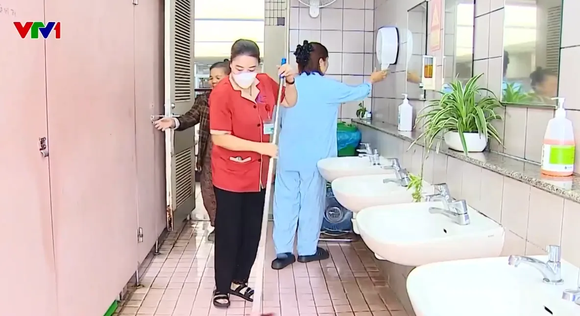 Quá tải nhà vệ sinh bệnh viện: Cung không đủ cầu - Ảnh 1.