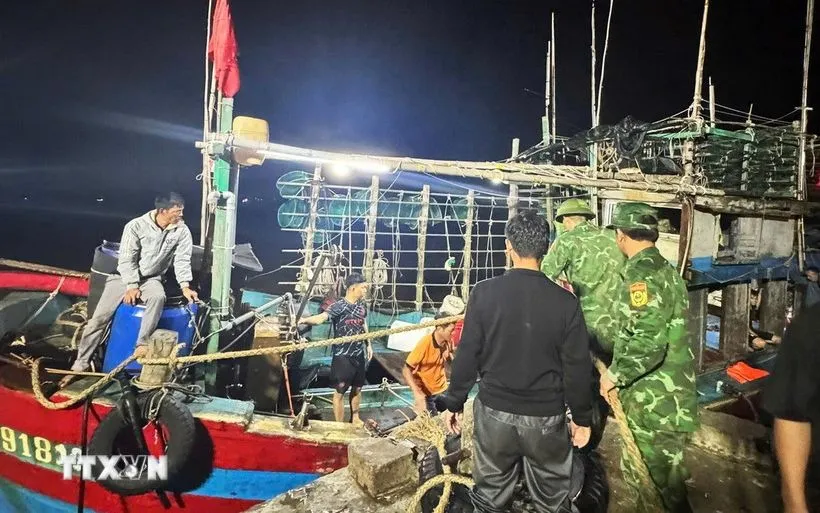 Trạm Biên phòng cửa khẩu cảng Hòn La, Đồn Biên phòng Roòn (Quảng Trị) tiếp nhận 7 ngư dân trên tàu cá gặp nạn. (Ảnh: TTXVN phát)