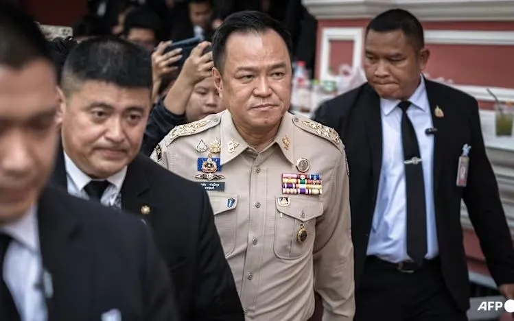 Thủ tướng Thái Lan Anutin Charnvirakul rời cuộc họp Hội đồng An ninh Quốc gia tại Bangkok ngày 11/11/2025. (Ảnh: AFP)