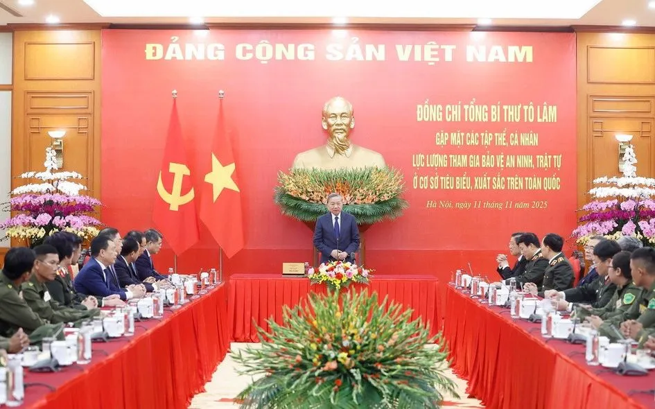 Tổng Bí thư gặp mặt đại biểu tiêu biểu tham gia bảo vệ an ninh, trật tự ở cơ sở. Ảnh: TTXVN