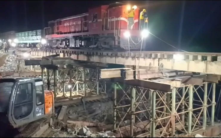 23h đêm ngày 10/11, ngành đường sắt đã khôi phục tuyến đường sắt Bắc-Nam, đoạn đi qua xã Xuân Lãnh (tỉnh Đắk Lắk) - Ảnh: VNR