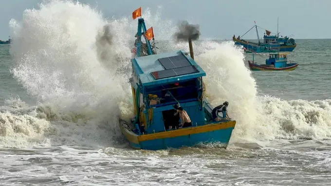 Liên tiếp 8 tàu cá tại Lâm Đồng bị sóng lớn đánh chìm - Ảnh 1.