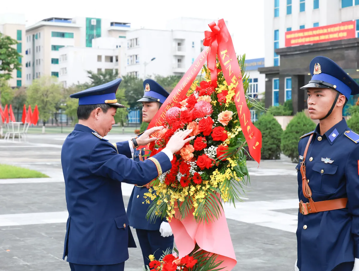Cảnh sát biển Việt Nam dâng hương tưởng nhớ Chủ tịch Hồ Chí Minh - Ảnh 1.