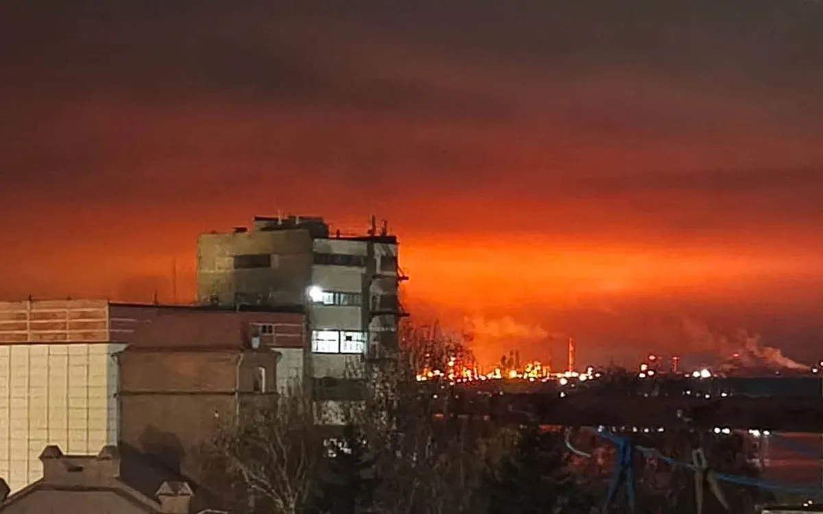 Nhà máy lọc dầu Saratov bốc cháy sau vụ tấn công trong đêm (Ảnh: Moscow Times)