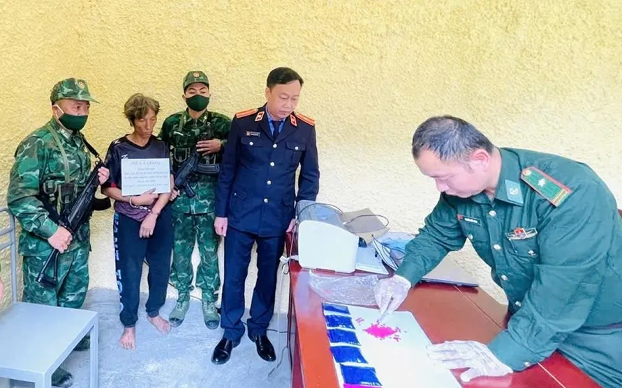 Lực lượng chức năng kiểm đếm tang vật. 