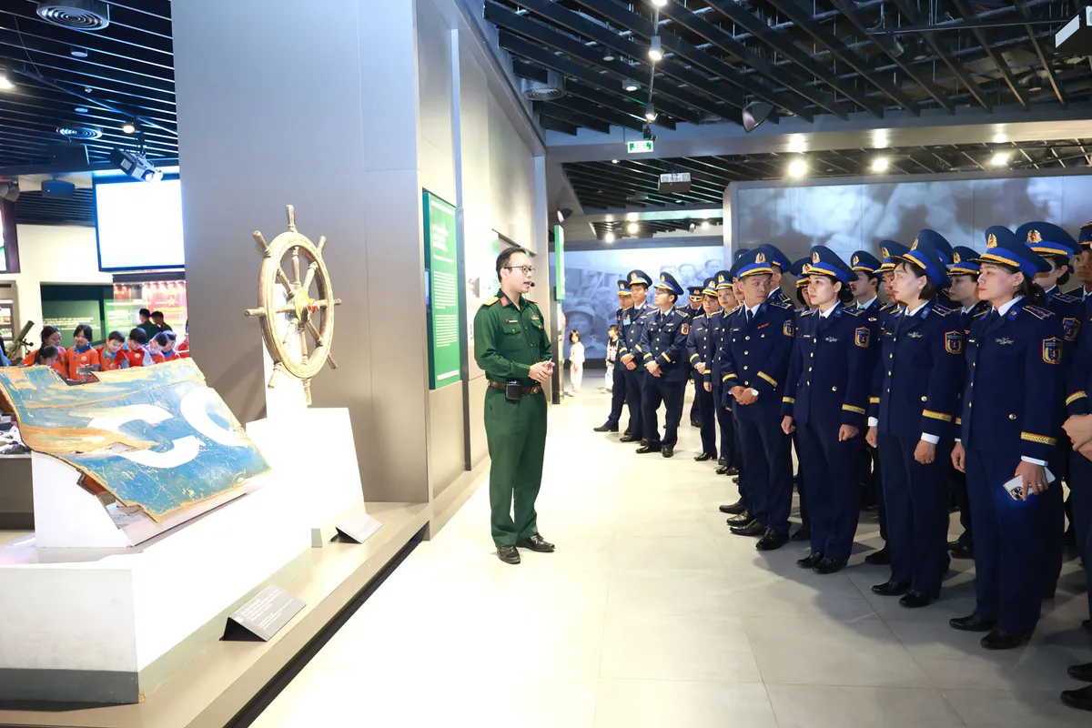 Cảnh sát biển Việt Nam dâng hương tưởng nhớ Chủ tịch Hồ Chí Minh - Ảnh 2.