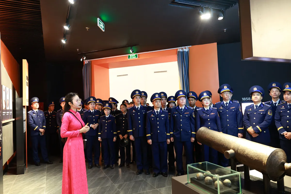 Cảnh sát biển Việt Nam dâng hương tưởng nhớ Chủ tịch Hồ Chí Minh - Ảnh 3.