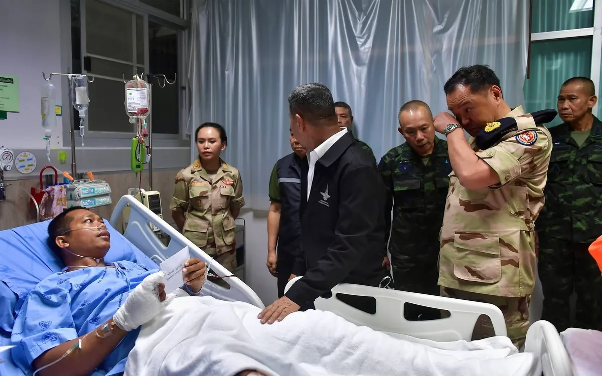 Thủ tướng Thái Lan Anutin đến thăm các binh sĩ bị thương trong vụ nổ mìn tại khu vực biên giới với Campuchia, ngày 11/11/2025 (Ảnh: Khaosod)