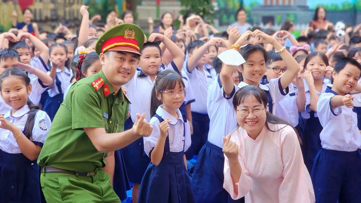 Cha mẹ, thầy cô cần làm gì khi nghi ngờ con bị bắt nạt?- Ảnh 2.