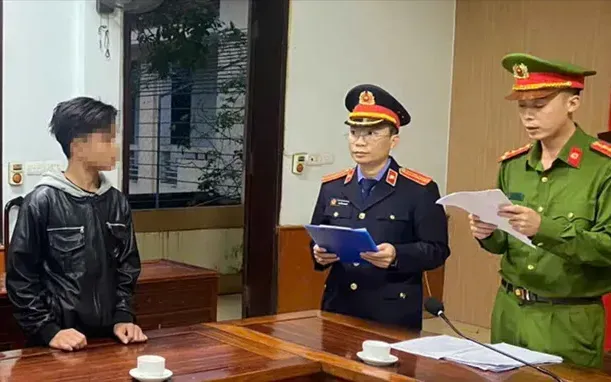 Cơ quan chức năng tống đạt quyết định khởi tố bị can đối với Lê Văn Phương.