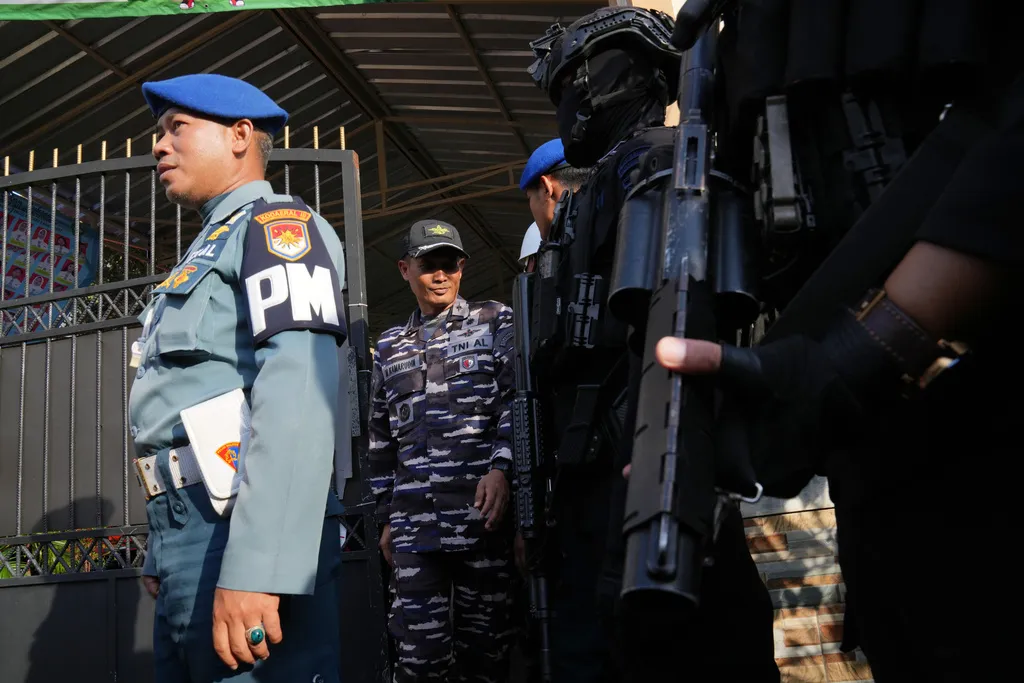 Indonesia xác định động cơ vụ nổ tại nhà thờ Hồi giáo Jakarta- Ảnh 1.