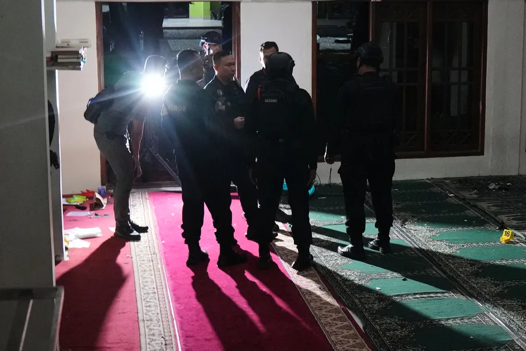 Indonesia xác định động cơ vụ nổ tại nhà thờ Hồi giáo Jakarta- Ảnh 2.