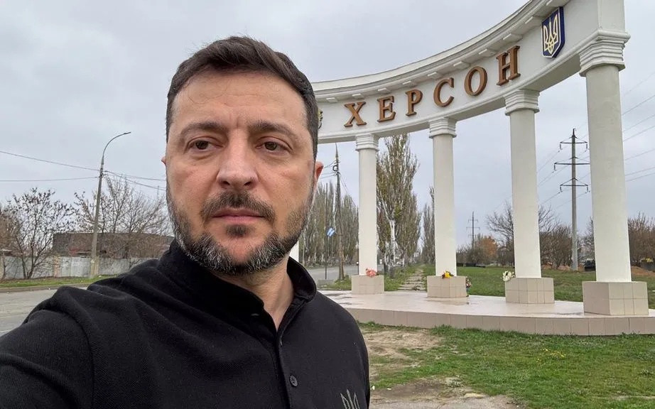 Tổng thống Ukraine Zelensky chụp ảnh tại lối vào thành phố tiền tuyến Kherson, ngày 11/11/2025 (Ảnh: Văn phòng Báo chí Tổng thống Ukraine/AP)