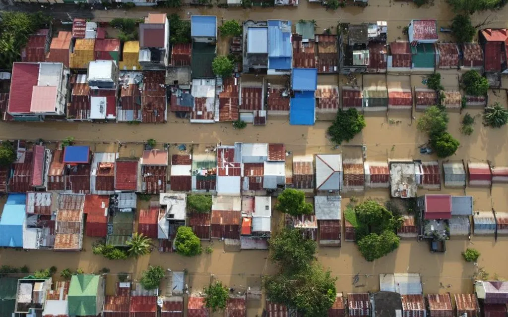 Những ngôi nhà bị nhấn chìm ở Ilagan, tỉnh Isabela, miền Bắc Philippines, ngày 11/11/2025 sau bão Fung-wong (Ảnh: AP)