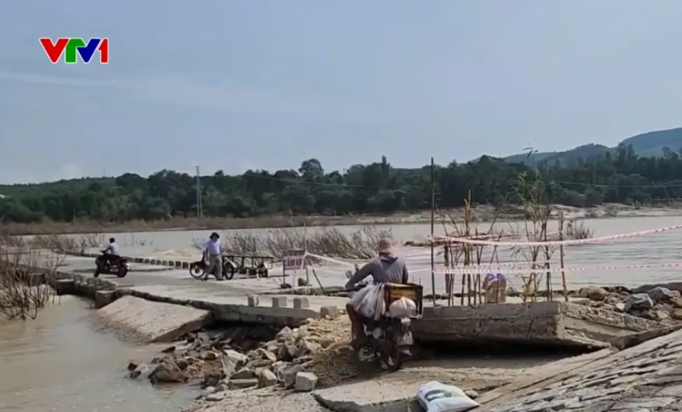 Cầu tr&agrave;n hư hỏng, người d&acirc;n vẫn liều băng qua - Ảnh 1.