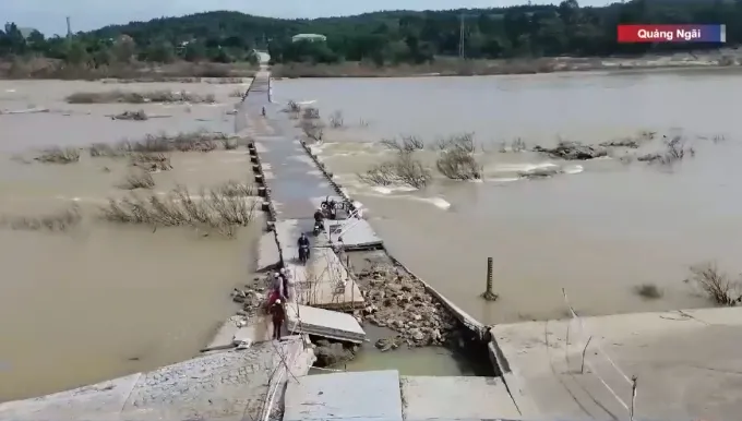 Cầu tr&agrave;n hư hỏng, người d&acirc;n vẫn liều băng qua - Ảnh 2.