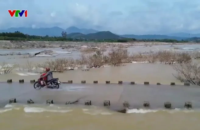 Cầu tr&agrave;n hư hỏng, người d&acirc;n vẫn liều băng qua - Ảnh 3.