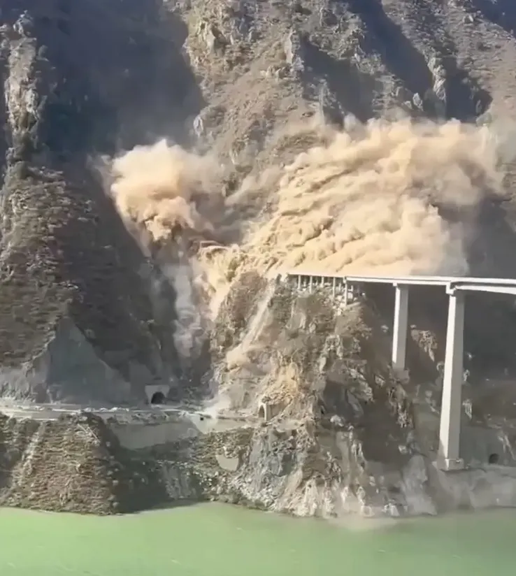 Sập cầu mới khánh thành tại Tứ Xuyên (Trung Quốc) do sạt lở núi - Ảnh 1.