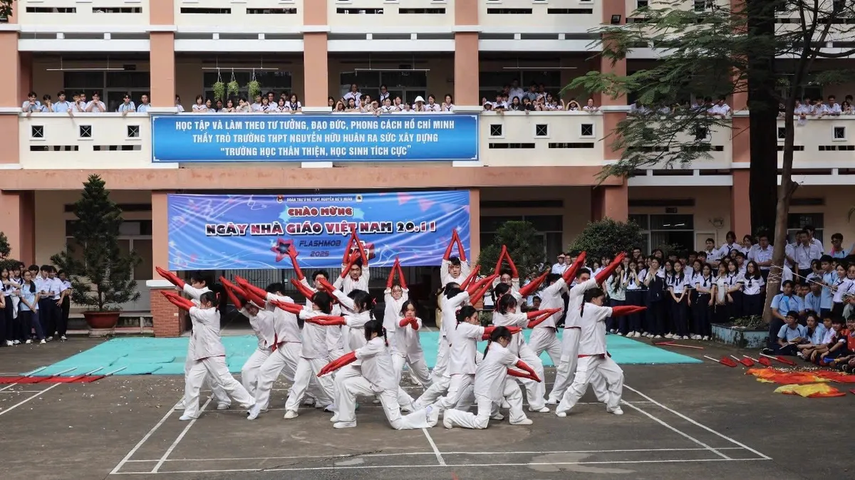 Nhiều trường ở TP Hồ Chí Minh đề xuất không nhận hoa, quà dịp 20/11, chuyển thành ủng hộ bà con vùng lũ lụt- Ảnh 2.