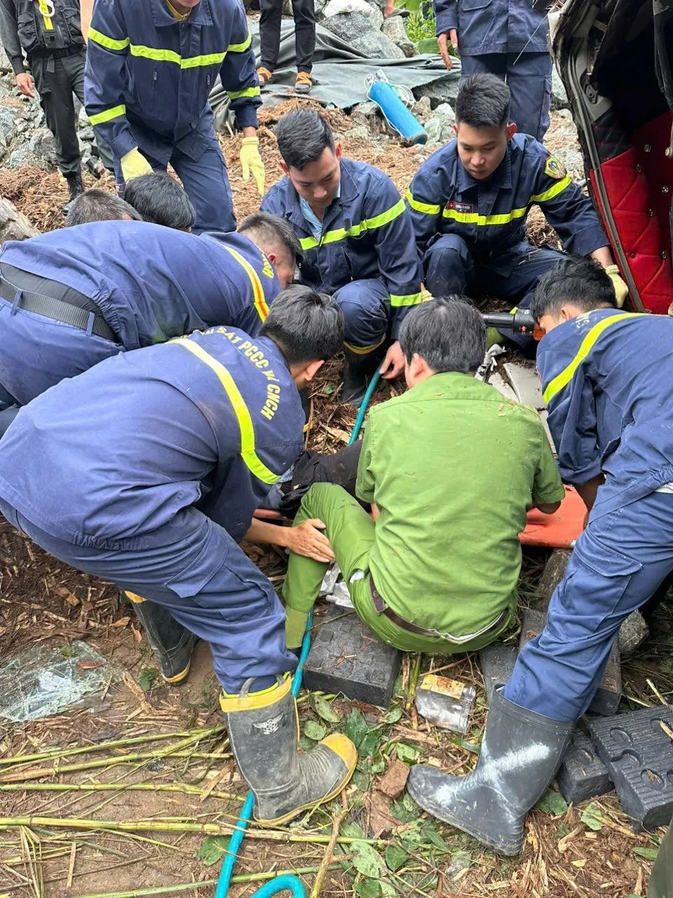 Xe tải mất phanh lao xuống dốc Cun, cảnh sát phá cabin cứu người mắc kẹt- Ảnh 2. Xe tải mất phanh lao xuống dốc Cun, cảnh sát phá cabin cứu người mắc kẹt- Ảnh 2.