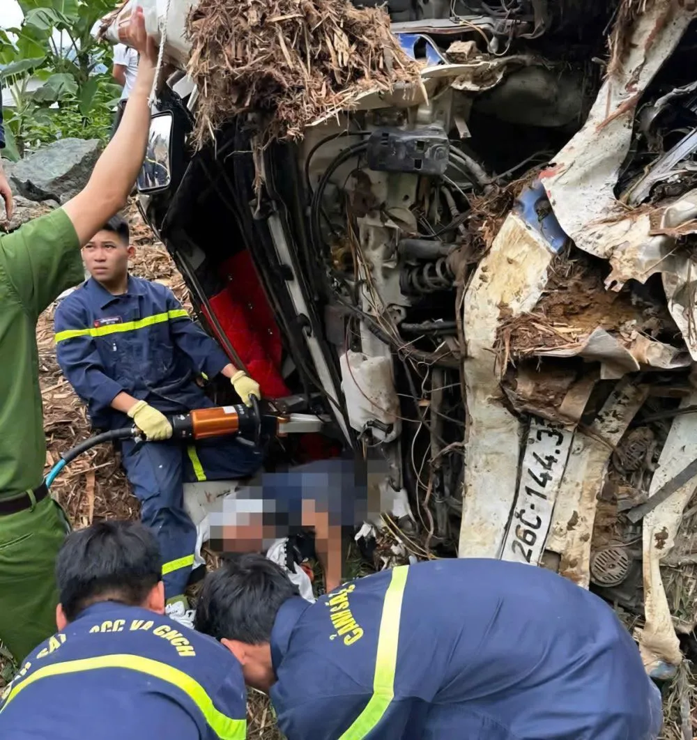 Xe tải mất phanh lao xuống dốc Cun, cảnh sát phá cabin cứu người mắc kẹt- Ảnh 1. Xe tải mất phanh lao xuống dốc Cun, cảnh sát phá cabin cứu người mắc kẹt- Ảnh 1.