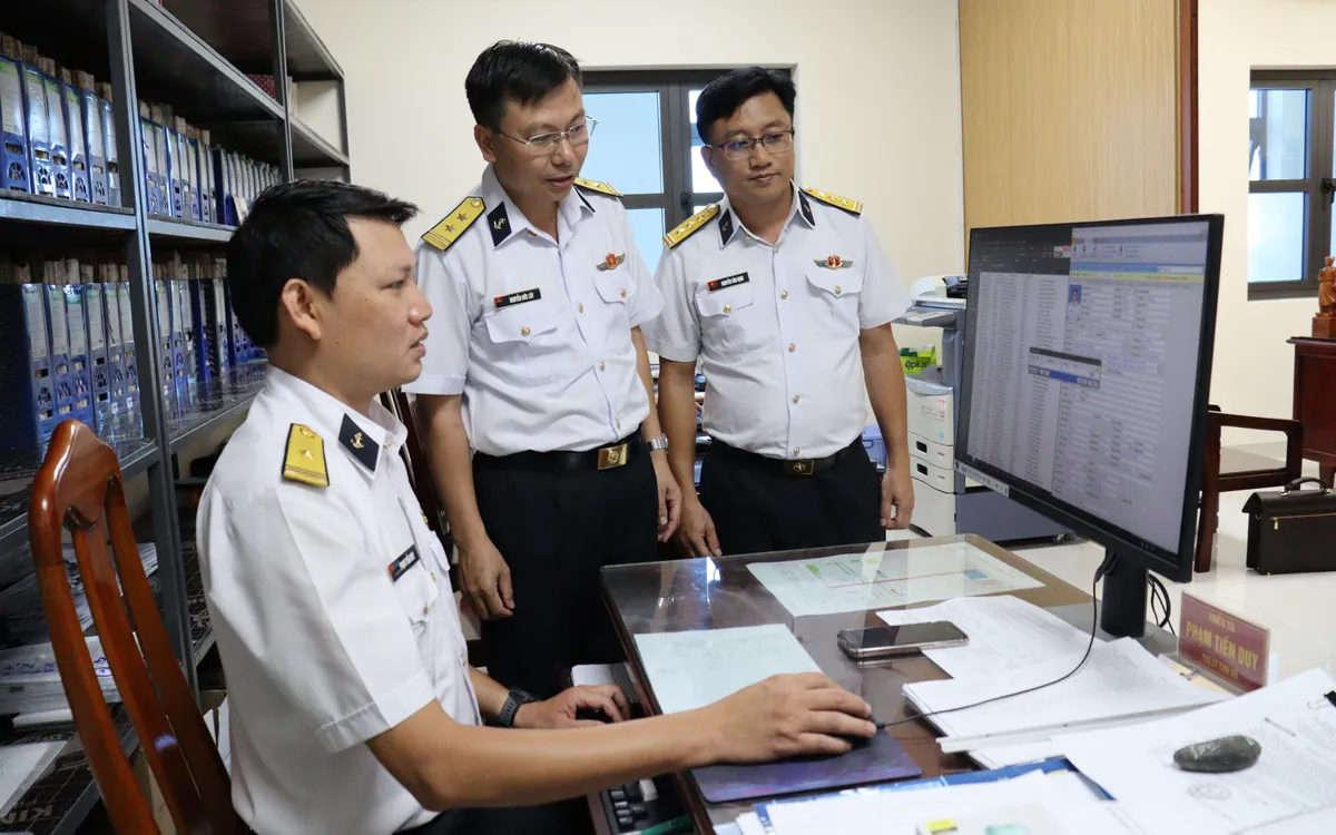 Đoàn kiểm tra tiến hành kiểm tra các nội dung