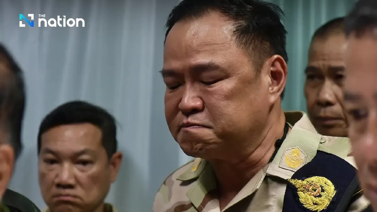 Thủ tướng Thái Lan xúc động rơi nước mắt khi thăm binh sĩ bị thương do mìn nổ ở biên giới  - Ảnh 1.