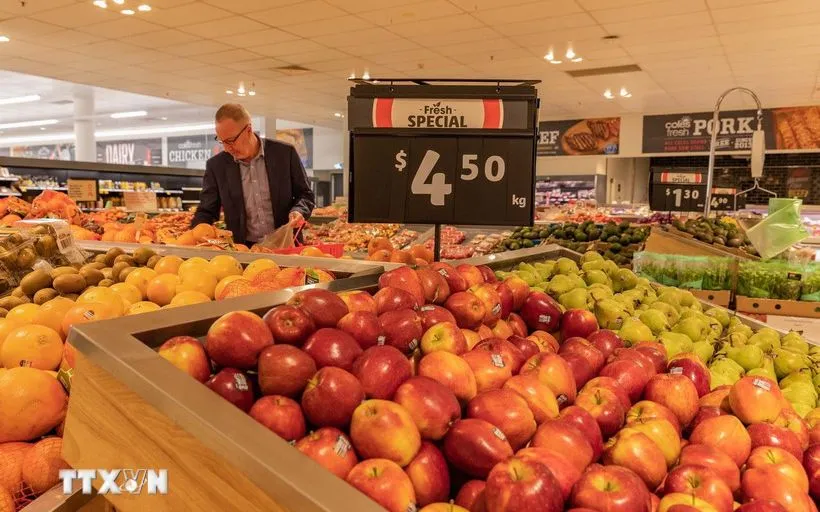 Người tiêu dùng mua sắm tại siêu thị ở Canberra (Australia). (Ảnh: THX/TTXVN)