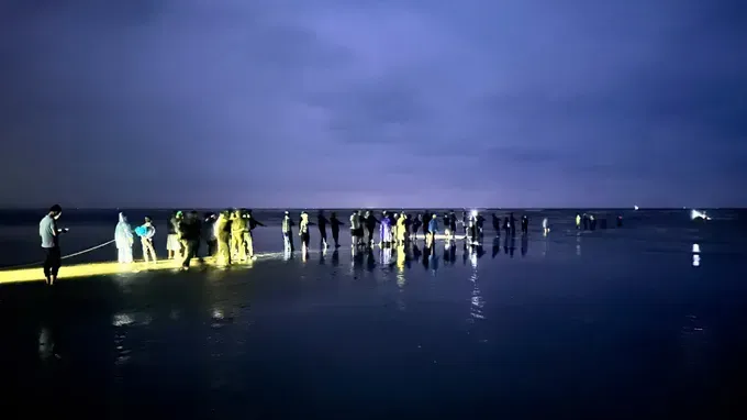 Tìm thấy thi thể người đàn ông bị lật thuyền trên biển ở Hà Tĩnh - Ảnh 1.