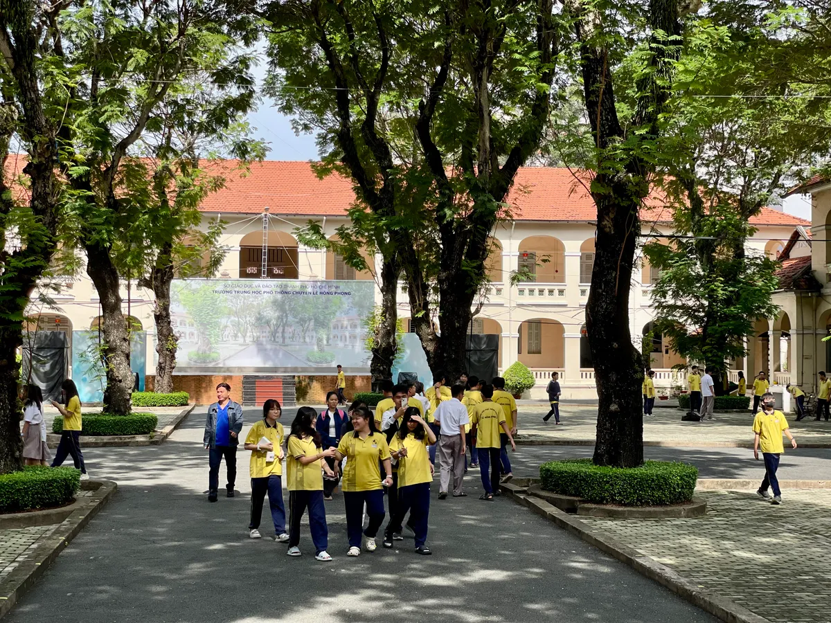 Nhiều trường ở TP Hồ Chí Minh đề xuất không nhận hoa, quà dịp 20/11, chuyển thành ủng hộ bà con vùng lũ lụt- Ảnh 1.