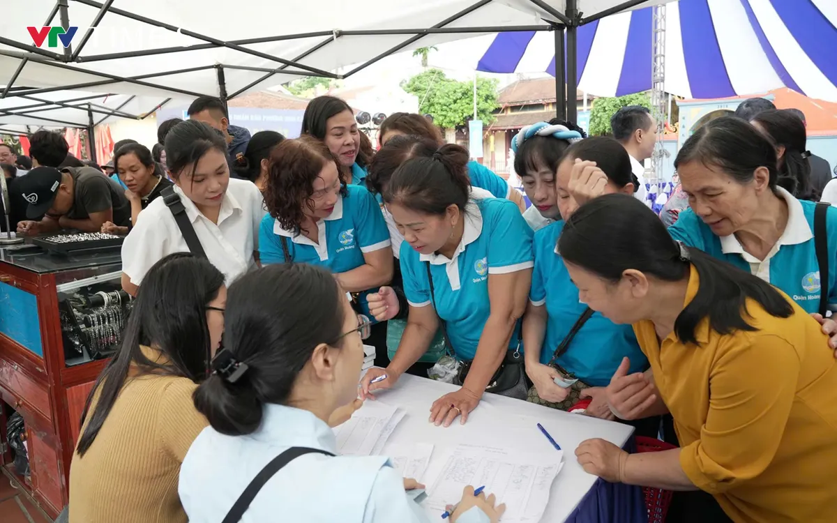 Tiểu thương chợ Đại Từ hưởng ứng thanh toán không dùng tiền mặt.