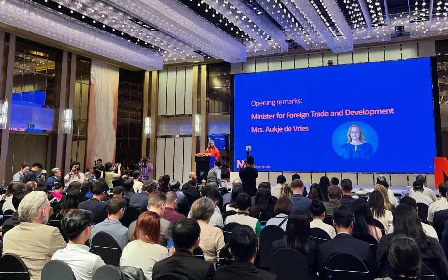 Trong khuôn khổ chuyến thăm của Bộ trưởng Ngoại thương và Phát triển Hà Lan, hội thảo "Phát triển cảng biển và cảng hàng không bền vững" đã diễn ra tại TP Hồ Chí Minh