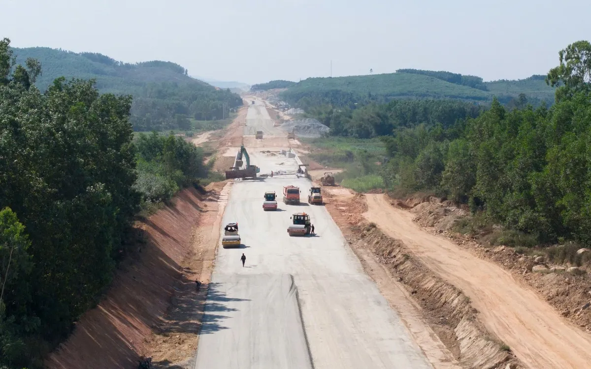 Cao tốc Quảng Ngãi - Hoài Nhơn - Ảnh: VGP/Lưu Hương