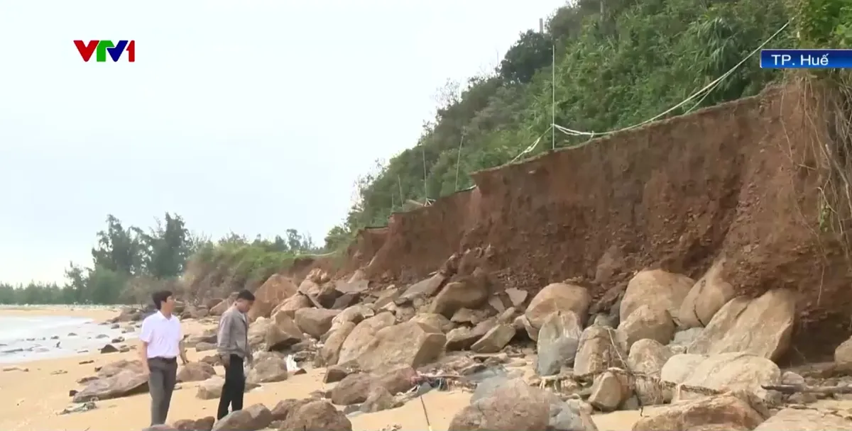 TP. Huế: Khẩn trương khắc phục sạt lở cầu, đường sau mưa lũ - Ảnh 2.