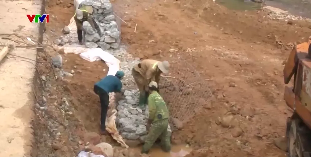 TP. Huế: Khẩn trương khắc phục sạt lở cầu, đường sau mưa lũ - Ảnh 1.