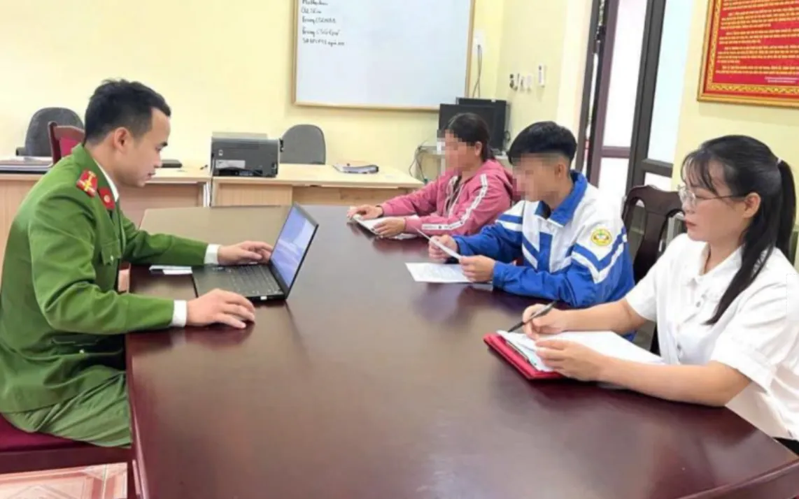 Quá trình tống đạt quyết định được thực hiện dưới sự chứng kiến của mẹ bị can - người đại diện hợp pháp.