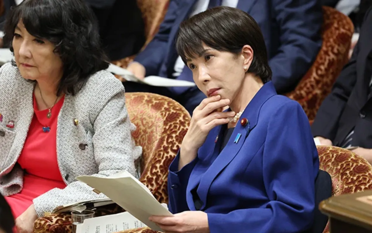 Thủ tướng Sanae Takaichi lắng nghe câu hỏi trong phiên họp của Ủy ban Ngân sách Hạ viện ngày 7/11/2025 (Ảnh: Takeshi Iwashita)