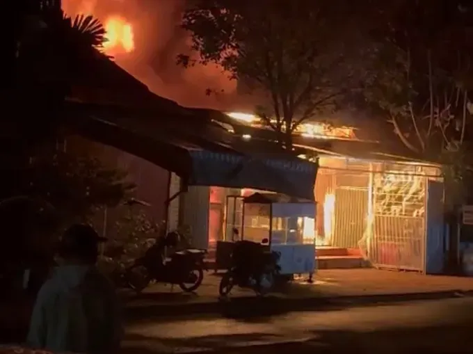 Cháy cửa hàng tạp hóa trong đêm ở Gia Lai, 2 mẹ con thương vong - Ảnh 1.