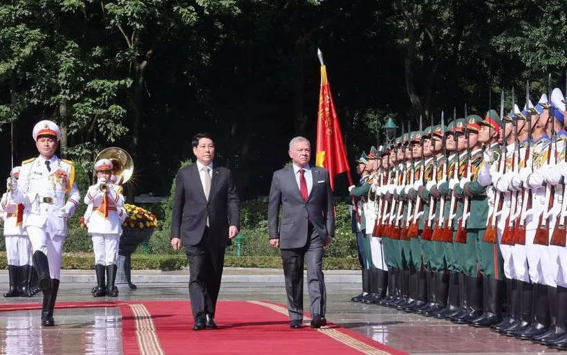 Chủ tịch nước Lương Cường và Quốc vương Jordan Abdullah II Ibn Al Hussein duyệt Đội danh dự Quân đội nhân dân Việt Nam.