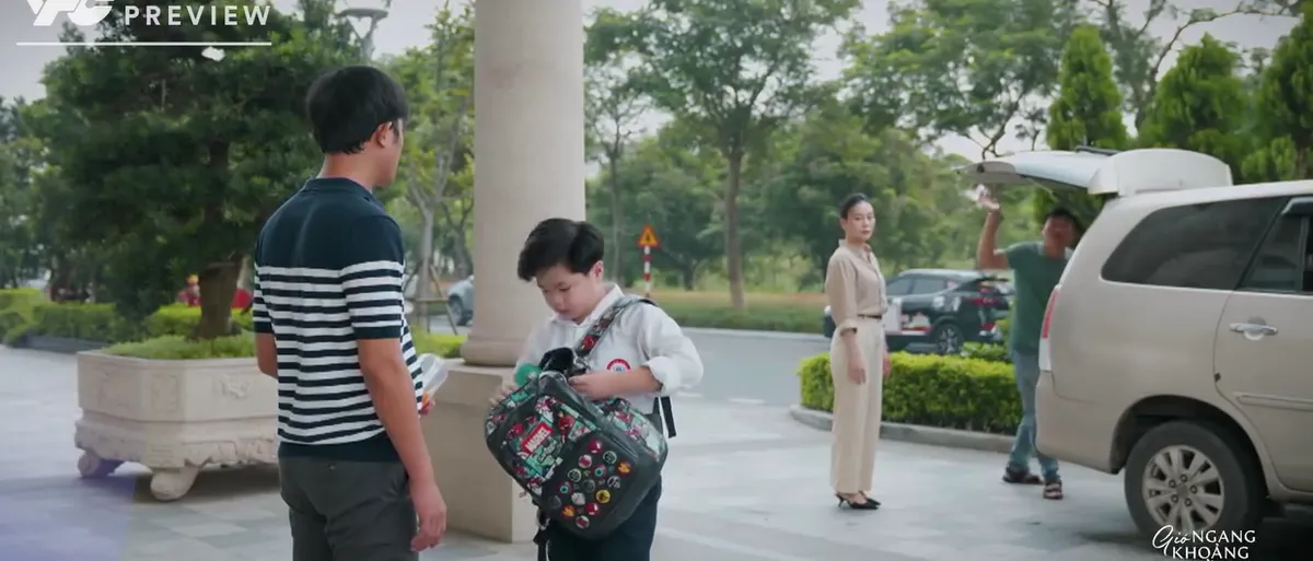 Gi&oacute; ngang khoảng trời xanh - Tập 42: Mỹ Anh n&eacute;n nước mắt nh&igrave;n con bịn rịn chia tay bố - Ảnh 1.